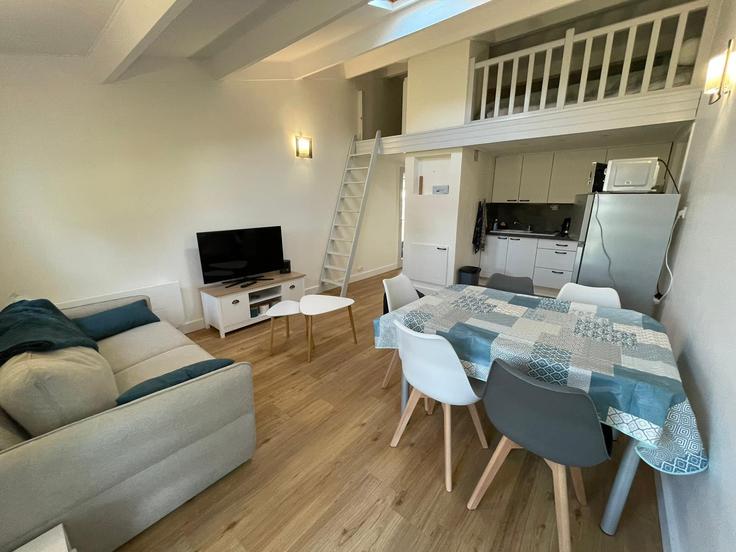 Elegante sala de estar con mobiliario moderno en un apartamento en Building Allée de la Mer - allo-vende-vacances - 1437854 en Bretignolles-sur-Mer, Bretignolles-sur-Mer