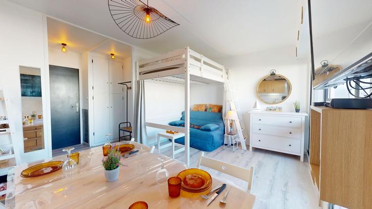 Salle de séjour élégante avec mobilier moderne dans un appartement à Building Rue des Mauves - allo-vende-vacances - 1467021 à Saint-Hilaire-de-Riez, Saint-Hilaire-de-Riez