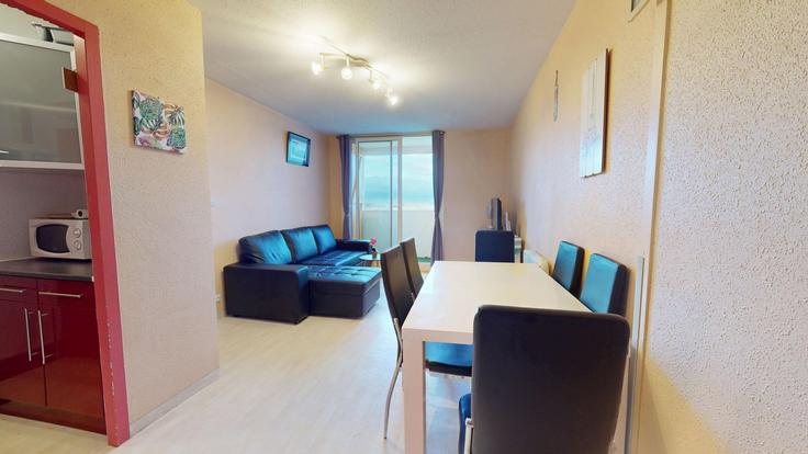 Salle de séjour élégante avec mobilier moderne dans un appartement à Building Rue des Galées - allo-vende-vacances - 1467029 à Saint-Hilaire-de-Riez, Saint-Hilaire-de-Riez