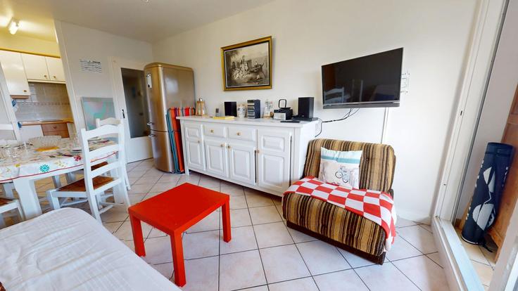 Salle de séjour élégante avec mobilier moderne dans un appartement à Building Avenue de l'Albatros - allo-vende-vacances - 1467025 à Saint-Hilaire-de-Riez, Saint-Hilaire-de-Riez