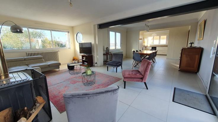 Saint-Gilles-Croix-de-Vie Saint-Gilles-Croix-de-VieのBuilding Rue des Prés - allo-vende-vacances - 1470103のアパートメントにある、モダンな家具を備えたエレガントなデザインのリビングルーム