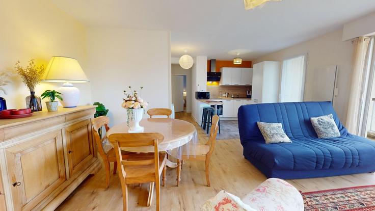 Le Pouliguen Le PouliguenのBuilding Mail Porte Joie - allo-vende-vacances - 1467918のアパートメントにある、モダンな家具を備えたエレガントなデザインのリビングルーム