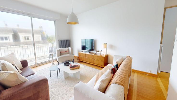 Salle de séjour élégante avec mobilier moderne dans un appartement à Building Avenue Louis Lajarrige - allo-vende-vacances - 1470101 à La Baule-Escoublac, La Baule-Escoublac Salle de séjour élégante avec mobilier moderne dans un appartement à Building Avenue Louis Lajarrige - allo-vende-vacances - 1470101 à La Baule-Escoublac, La Baule-Escoublac