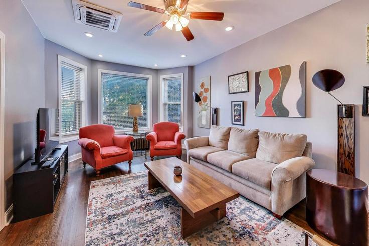 Elegant gestaltetes Wohnzimmer mit moderner Einrichtung in einer Wohnung im Building West Thome Avenue - allside-property-collective-llc - 1364275 in Chicago, Chicago