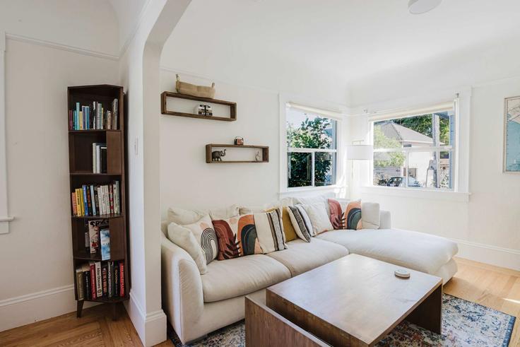 Oakland OaklandのBuilding Latimer Place - allurahomes - 1473071のアパートメントにある、モダンな家具を備えたエレガントなデザインのリビングルーム