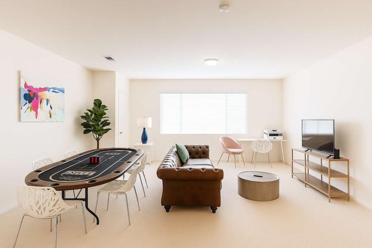 San Diego San DiegoのBuilding Old El Camino Real - allurahomes - 1295157 - SANのアパートメントにある、モダンな家具を備えたエレガントなデザインのリビングルーム