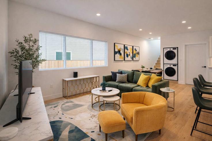 Sala de estar elegantemente projetada com móveis modernos em um apartamento no Building Stewart Street - allurahomes - 1590321 em San Diego, San Diego Sala de estar elegantemente projetada com móveis modernos em um apartamento no Building Stewart Street - allurahomes - 1590321 em San Diego, San Diego