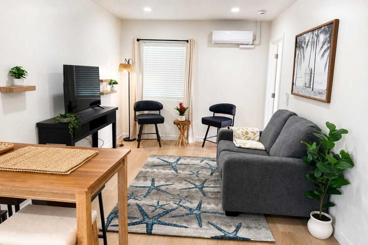 Sala de estar elegantemente projetada com móveis modernos em um apartamento no Building Missouri Street - allurahomes - 1537406 em San Diego, San Diego Sala de estar elegantemente projetada com móveis modernos em um apartamento no Building Missouri Street - allurahomes - 1537406 em San Diego, San Diego
