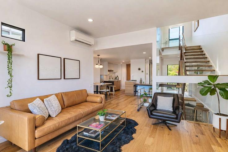 San Diego, San Diego에 위치한 Building Edgemont Street - allurahomes - 1574493 유닛의 세련된 인테리어가 돋보이는 거실 San Diego, San Diego에 위치한 Building Edgemont Street - allurahomes - 1574493 유닛의 세련된 인테리어가 돋보이는 거실