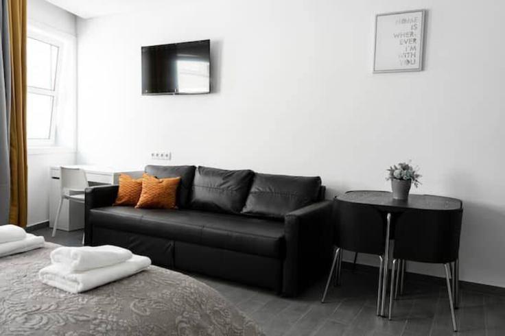 Sala de estar elegantemente projetada com móveis modernos em um apartamento no Building Praça de Dona Filipa de Lencastre - almada-downtown - 1334384 em União das freguesias de Cedofeita, Santo Ildefonso, Sé, Miragaia, São Nicolau e Vitória, Porto