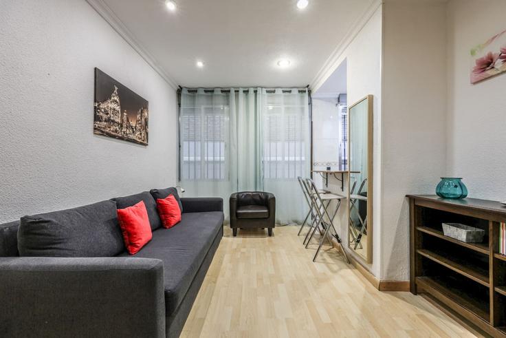 Elegant gestaltetes Wohnzimmer mit moderner Einrichtung in einer Wohnung im Building Calle de Chinchilla - almazan-real-estate-slu - 1234682 in Centro, Madrid