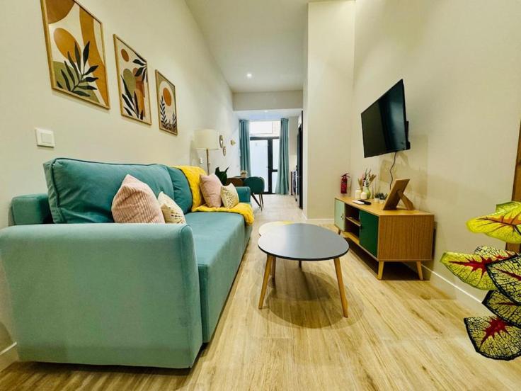 Building Carrer del Mestre Bellver - almazan-real-estate-slu - 1324962 adresindeki bir dairede modern mobilyalarla zarif bir şekilde tasarlanmış oturma odası Patraix, Valencia Building Carrer del Mestre Bellver - almazan-real-estate-slu - 1324962 adresindeki bir dairede modern mobilyalarla zarif bir şekilde tasarlanmış oturma odası Patraix, Valencia