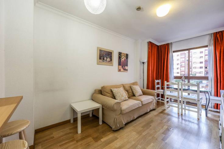 Sala de estar elegantemente projetada com móveis modernos em um apartamento no Building Calle de Deyanira - almazan-real-estate-slu - 1332120 em San Blas, Madrid