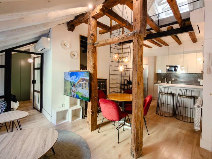 Sala de estar elegantemente projetada com móveis modernos em um apartamento no Building Calle de la Magdalena - almazan-real-estate-slu - 1464965 em Centro, Madrid