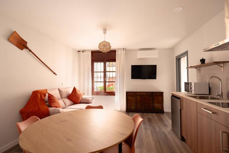 Elegantly designed living room with modern furnishings in an apartment at Building Calle Puerta Sevilla - almazan-real-estate-slu - 1521768 in Centro, Córdoba