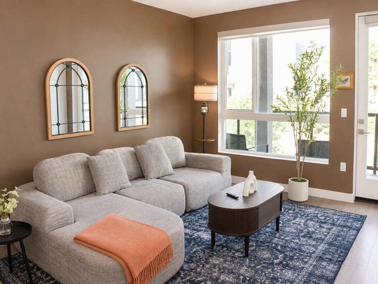 Salle de séjour élégante avec mobilier moderne dans un appartement à Building Elk Lane - almuzianresidencescalifornia - 1648353 à Santa Ana, Santa Ana Salle de séjour élégante avec mobilier moderne dans un appartement à Building Elk Lane - almuzianresidencescalifornia - 1648353 à Santa Ana, Santa Ana