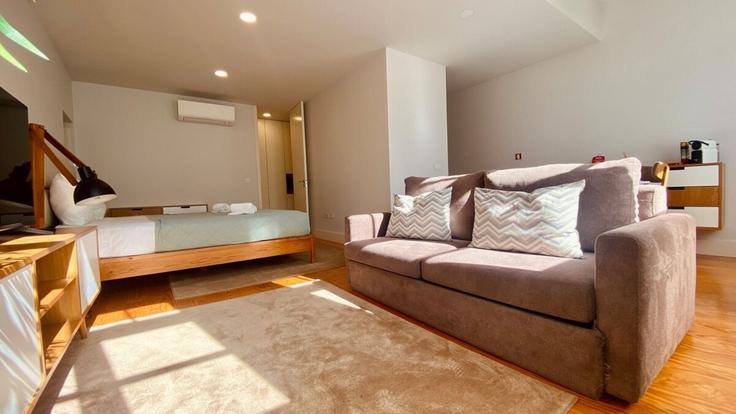 Porto União das freguesias de Cedofeita, Santo Ildefonso, Sé, Miragaia, São Nicolau e VitóriaのBuilding Rua de São Miguel - alojamento-ideal - 1465793のアパートメントにある、モダンな家具を備えたエレガントなデザインのリビングルーム