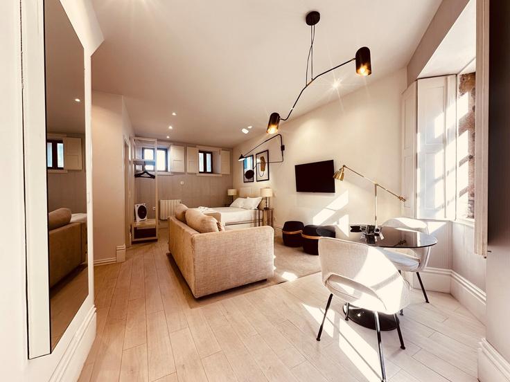 Sala de estar elegantemente projetada com móveis modernos em um apartamento no Building Região Norte PT, Rua do General Torres 494 - alojamento-ideal - 1626223 em Santa Marinha e São Pedro da Afurada, Vila Nova de Gaia Sala de estar elegantemente projetada com móveis modernos em um apartamento no Building Região Norte PT, Rua do General Torres 494 - alojamento-ideal - 1626223 em Santa Marinha e São Pedro da Afurada, Vila Nova de Gaia