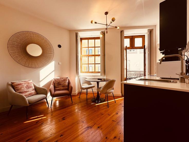 Sala de estar elegantemente projetada com móveis modernos em um apartamento no Building Região Norte PT, Rua do General Torres 494 - alojamento-ideal - 1626224 em Santa Marinha e São Pedro da Afurada, Vila Nova de Gaia Sala de estar elegantemente projetada com móveis modernos em um apartamento no Building Região Norte PT, Rua do General Torres 494 - alojamento-ideal - 1626224 em Santa Marinha e São Pedro da Afurada, Vila Nova de Gaia