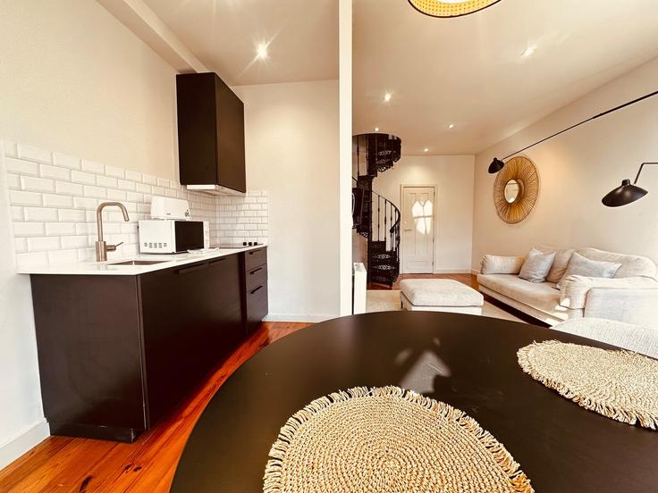 Sala de estar elegantemente projetada com móveis modernos em um apartamento no Building Região Norte PT, Rua do General Torres 494 - alojamento-ideal - 1626222 em Santa Marinha e São Pedro da Afurada, Vila Nova de Gaia Sala de estar elegantemente projetada com móveis modernos em um apartamento no Building Região Norte PT, Rua do General Torres 494 - alojamento-ideal - 1626222 em Santa Marinha e São Pedro da Afurada, Vila Nova de Gaia