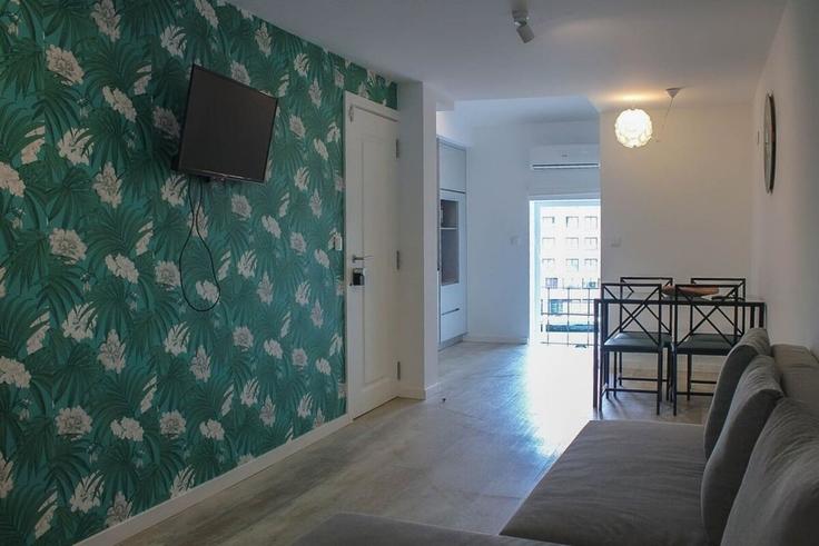 Elegante sala de estar con mobiliario moderno en un apartamento en Building Rua do Bonjardim 675 - alojamento-ideal - 1465783 en União das freguesias de Cedofeita, Santo Ildefonso, Sé, Miragaia, São Nicolau e Vitória, Porto