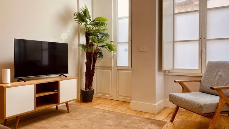 Sala de estar elegantemente projetada com móveis modernos em um apartamento no Building Rua de São Miguel 66 - alojamento-ideal - 1465794 em União das freguesias de Cedofeita, Santo Ildefonso, Sé, Miragaia, São Nicolau e Vitória, Porto