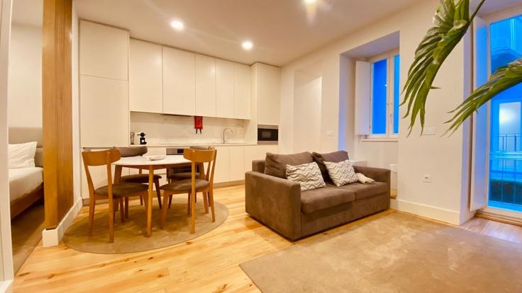 Building Rua de São Miguel 66 - alojamento-ideal - 1465785 adresindeki bir dairede modern mobilyalarla zarif bir şekilde tasarlanmış oturma odası União das freguesias de Cedofeita, Santo Ildefonso, Sé, Miragaia, São Nicolau e Vitória, Porto