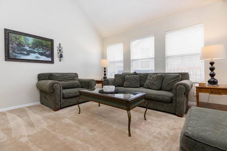 Elegante sala de estar con mobiliario moderno en un apartamento en Building Clover Spring Lane - alpenglow-property-rentals - 1597560 en Cottonwood Heights, Cottonwood Heights Elegante sala de estar con mobiliario moderno en un apartamento en Building Clover Spring Lane - alpenglow-property-rentals - 1597560 en Cottonwood Heights, Cottonwood Heights