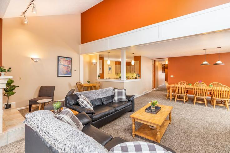 Cottonwood Heights, Cottonwood Heights에 위치한 Building South Wasatch Boulevard - alpenglow-property-rentals - 1597568 유닛의 세련된 인테리어가 돋보이는 거실 Cottonwood Heights, Cottonwood Heights에 위치한 Building South Wasatch Boulevard - alpenglow-property-rentals - 1597568 유닛의 세련된 인테리어가 돋보이는 거실