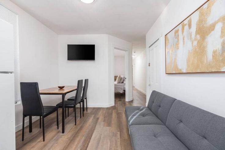 Salt Lake City Salt Lake CityのBuilding South 800 East - alpenglow-property-rentals - 1694930のアパートメントにある、モダンな家具を備えたエレガントなデザインのリビングルーム