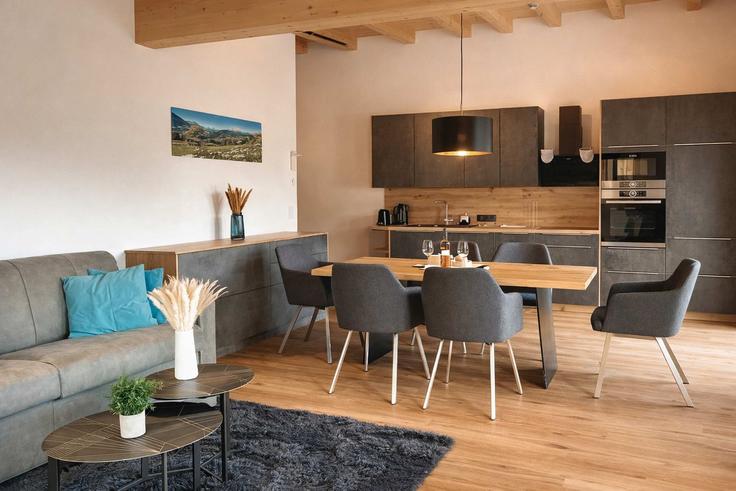 Elegante sala de estar con mobiliario moderno en un apartamento en Building Sankt Pankrazweg - alpenluxus-collection - 1527194 en Fügen, Fügen Elegante sala de estar con mobiliario moderno en un apartamento en Building Sankt Pankrazweg - alpenluxus-collection - 1527194 en Fügen, Fügen