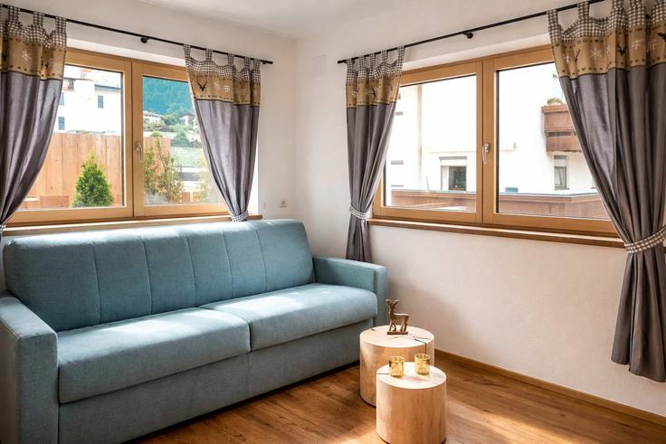 Elegante sala de estar con mobiliario moderno en un apartamento en Building Sankt Pankrazweg - alpenluxus-collection - 1527218 en Fügen, Fügen Elegante sala de estar con mobiliario moderno en un apartamento en Building Sankt Pankrazweg - alpenluxus-collection - 1527218 en Fügen, Fügen