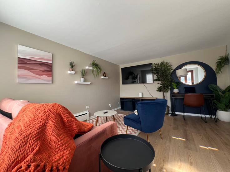 Elegant gestaltetes Wohnzimmer mit moderner Einrichtung in einer Wohnung im Building East Saint Charles Road - alpine - 1026694 in Lombard, Lombard