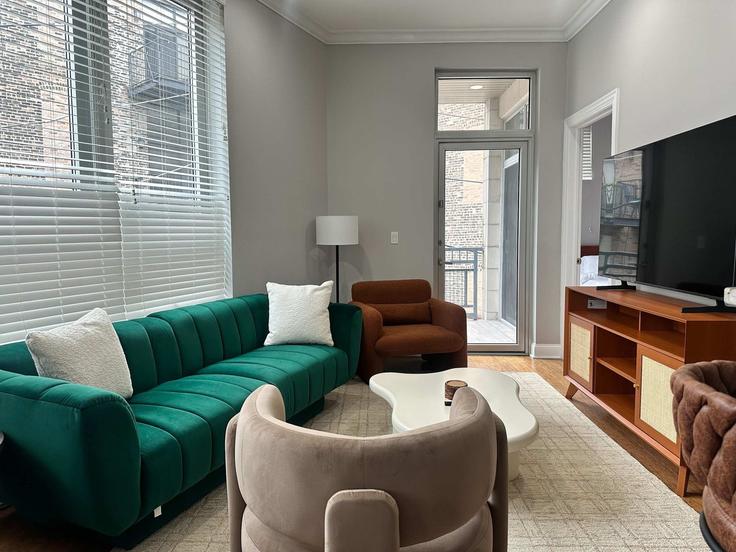Elegante sala de estar con mobiliario moderno en un apartamento en Building West Huron Street - alpine - 1322524 en Chicago, Chicago Elegante sala de estar con mobiliario moderno en un apartamento en Building West Huron Street - alpine - 1322524 en Chicago, Chicago