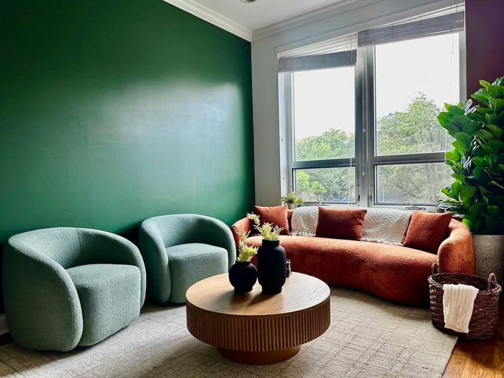 Salle de séjour élégante avec mobilier moderne dans un appartement à Building West Madison Street - alpine - 1322525 à Chicago, Chicago