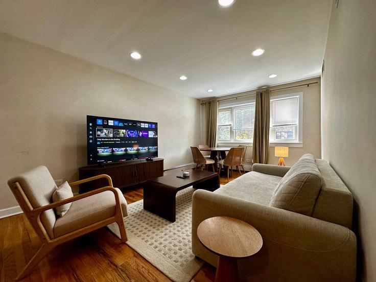 Elegante sala de estar con mobiliario moderno en un apartamento en Building North Cambridge Avenue - alpine - 1322526 en Chicago, Chicago Elegante sala de estar con mobiliario moderno en un apartamento en Building North Cambridge Avenue - alpine - 1322526 en Chicago, Chicago