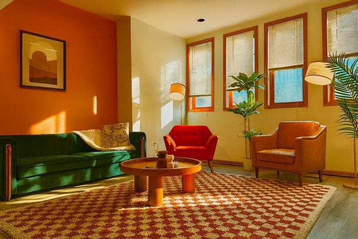 Elegante sala de estar con mobiliario moderno en un apartamento en Building West Pierce Avenue - alpine - 1026702 en Chicago, Chicago