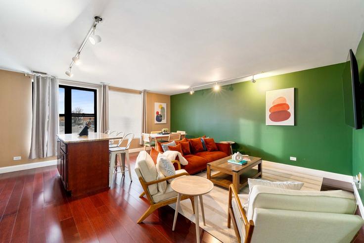 Sala de estar elegantemente projetada com móveis modernos em um apartamento no Building North Halsted Street - alpine - 1035504 em Chicago, Chicago Sala de estar elegantemente projetada com móveis modernos em um apartamento no Building North Halsted Street - alpine - 1035504 em Chicago, Chicago