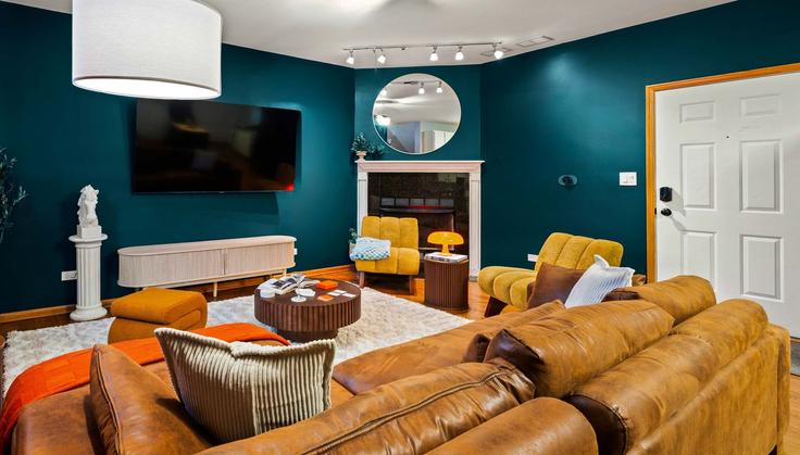 Elegante sala de estar con mobiliario moderno en un apartamento en Building North Talman Avenue - alpine - 1026698 en Chicago, Chicago