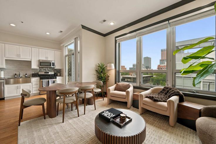 Elegant gestaltetes Wohnzimmer mit moderner Einrichtung in einer Wohnung im Building West Madison Street - alpine - 1537410 in Chicago, Chicago