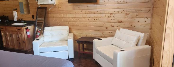 Building Willow Springs Drive - als-hideaway-cabins - 1505648 adresindeki bir dairede modern mobilyalarla zarif bir şekilde tasarlanmış oturma odası Lakehills, Lakehills