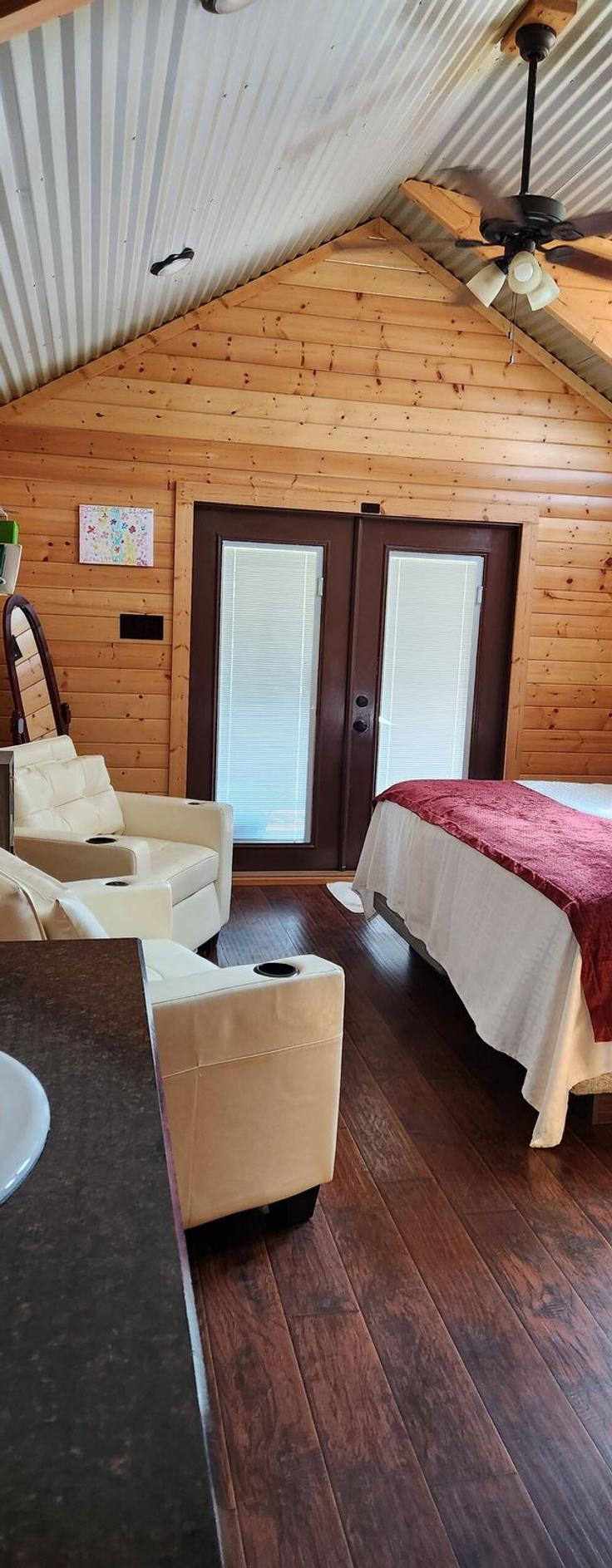 Building Willow Springs Drive - als-hideaway-cabins - 1505653 adresindeki bir dairede modern mobilyalarla zarif bir şekilde tasarlanmış oturma odası Lakehills, Lakehills