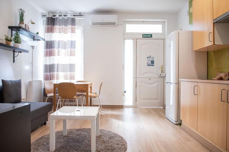 Elegante sala de estar con mobiliario moderno en un apartamento en Building Calle Carare - alterhomes - 1268635 - MAD en Hortaleza, Madrid Elegante sala de estar con mobiliario moderno en un apartamento en Building Calle Carare - alterhomes - 1268635 - MAD en Hortaleza, Madrid