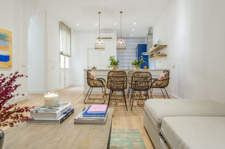 Elegant gestaltetes Wohnzimmer mit moderner Einrichtung in einer Wohnung im Building Pasadizo de San Ginés - alterhomes - 1490976 in Centro, Madrid