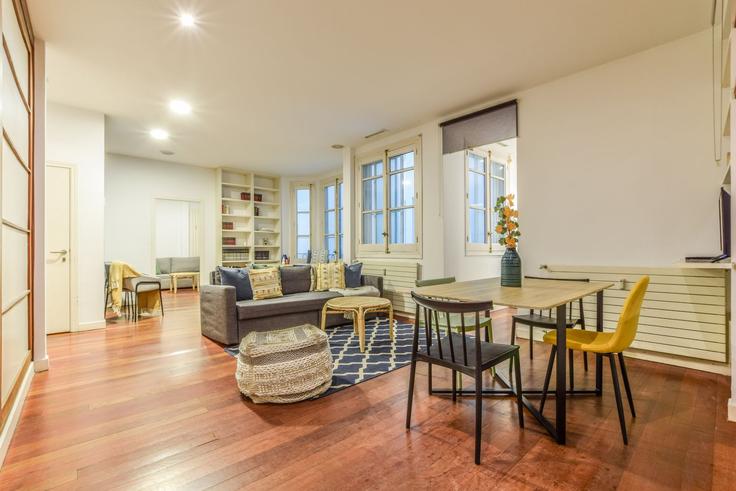 Sala de estar elegantemente projetada com móveis modernos em um apartamento no Building Calle de Fuencarral - alterhomes - 1268645 - MAD em Centro, Madrid