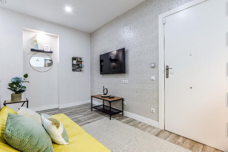 Salle de séjour élégante avec mobilier moderne dans un appartement à Building Calle de Juan de Urbieta - alterhomes - 1268649 - MAD à Retiro, Madrid