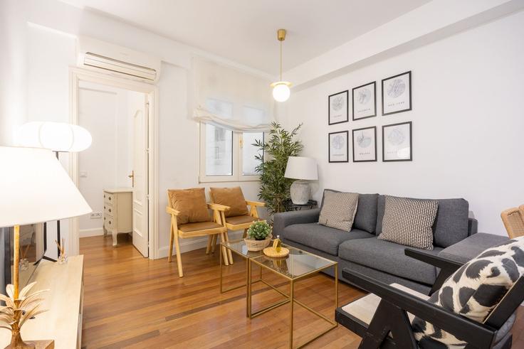 Elegante sala de estar con mobiliario moderno en un apartamento en Building Calle de Segovia - alterhomes - 1347933 en Centro, Madrid