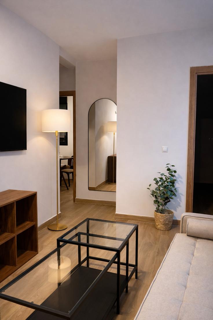 Elegante sala de estar con mobiliario moderno en un apartamento en Building Calle de Brescia - alterhomes - 1520843 en Salamanca, Madrid
