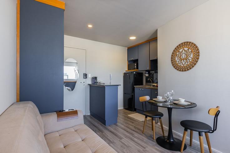 Elegant gestaltetes Wohnzimmer mit moderner Einrichtung in einer Wohnung im Building Rua Bela Cintra - aluhubs - 1633159 in Consolação, São Paulo Elegant gestaltetes Wohnzimmer mit moderner Einrichtung in einer Wohnung im Building Rua Bela Cintra - aluhubs - 1633159 in Consolação, São Paulo