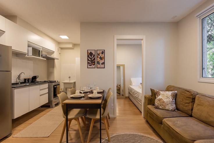 Sala de estar elegantemente projetada com móveis modernos em um apartamento no Building Avenida Mário Lopes Leão - aluhubs - 1633151 em Santo Amaro, São Paulo Sala de estar elegantemente projetada com móveis modernos em um apartamento no Building Avenida Mário Lopes Leão - aluhubs - 1633151 em Santo Amaro, São Paulo